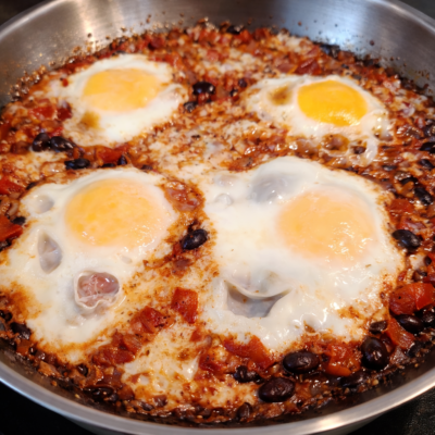 Huevos al sartén con sofrito de tomate y frijoles