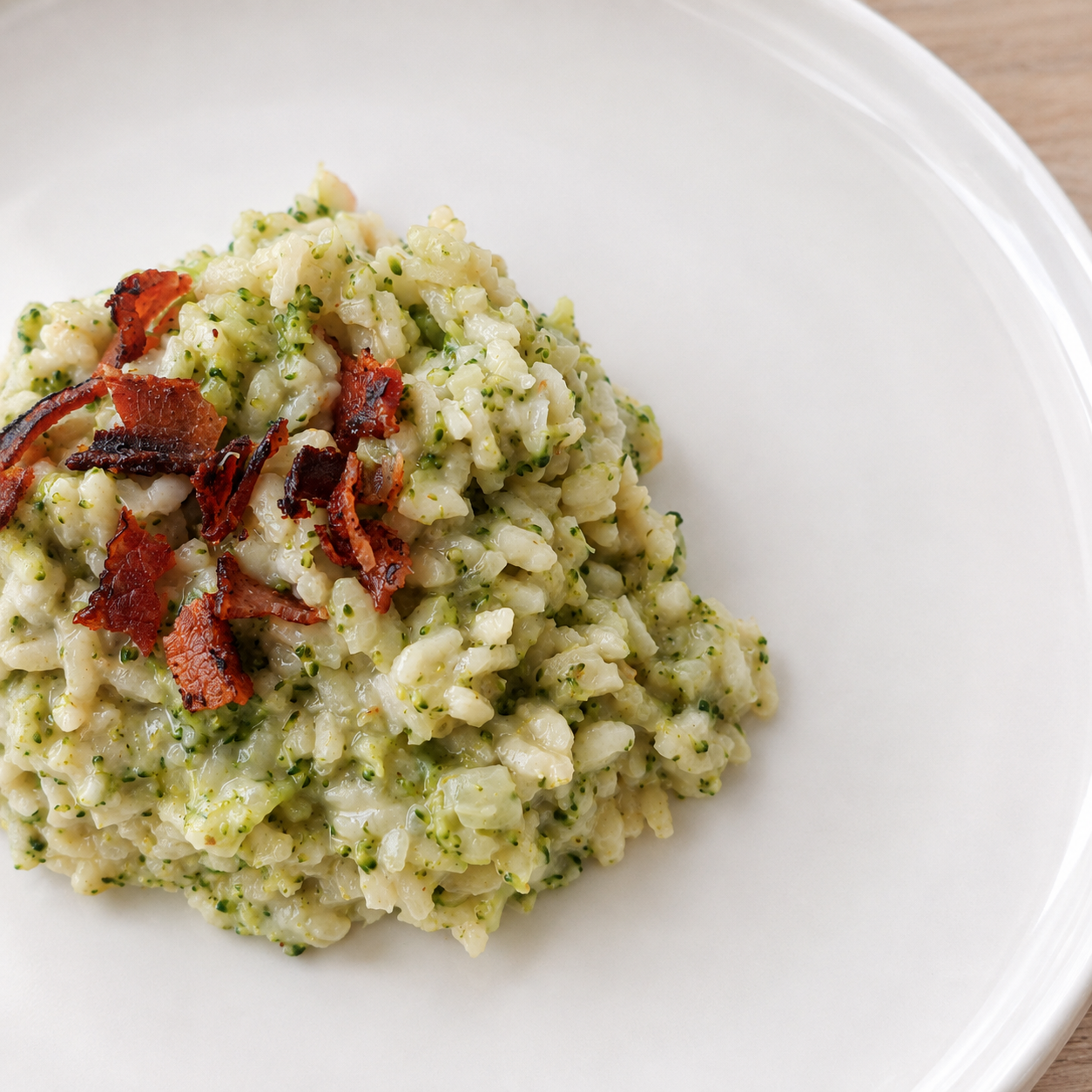 Risotto cremoso de brócoli y queso manchego servido recién hecho.