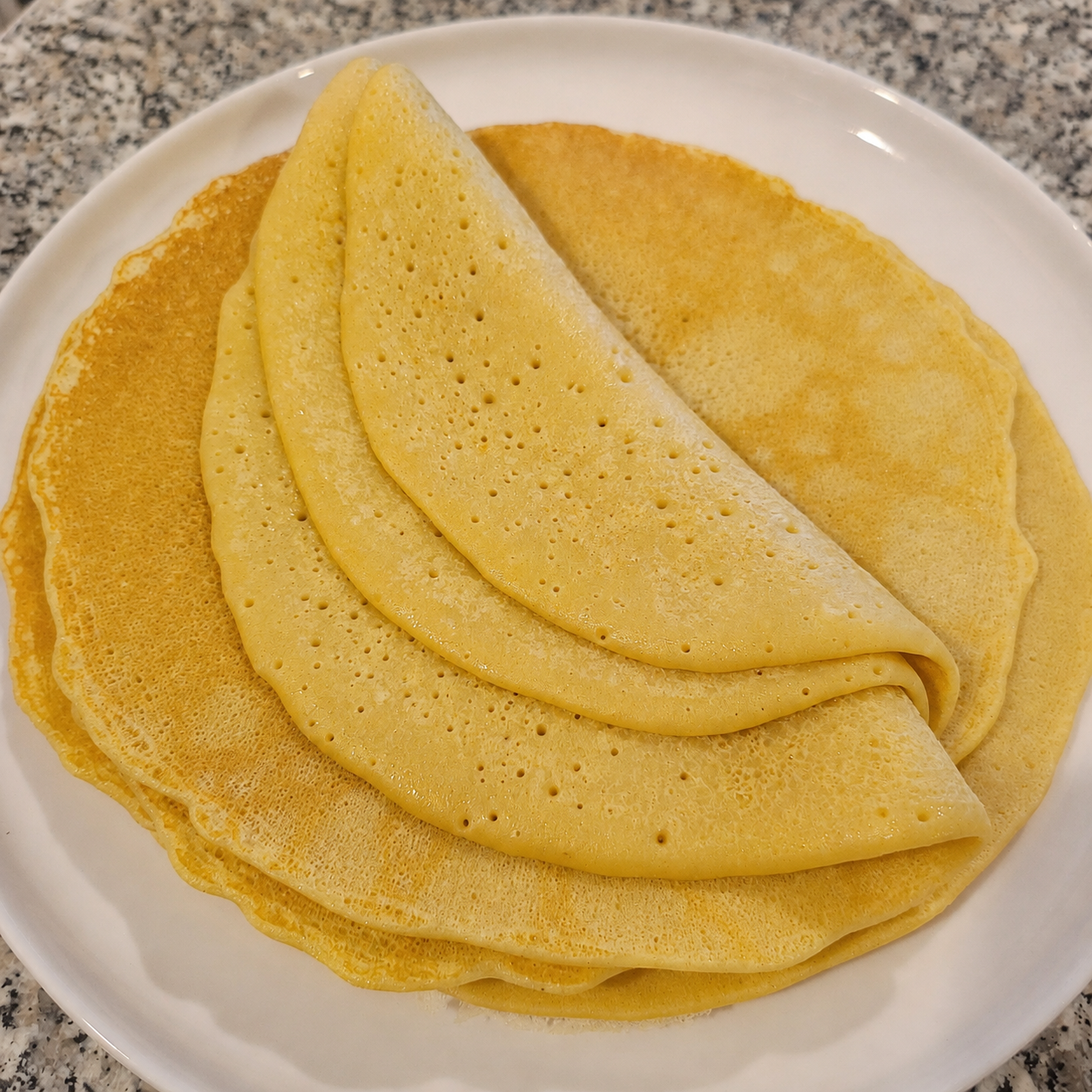 Hotcrepas suaves, finas y tiernas, servidas para el desayuno.