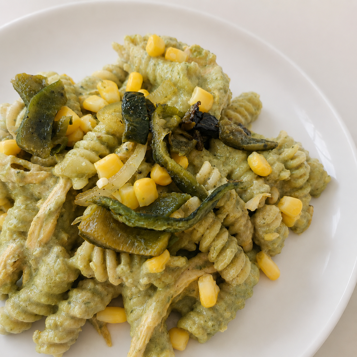 Fusilli en salsa cremosa de poblano con queso parmesano.